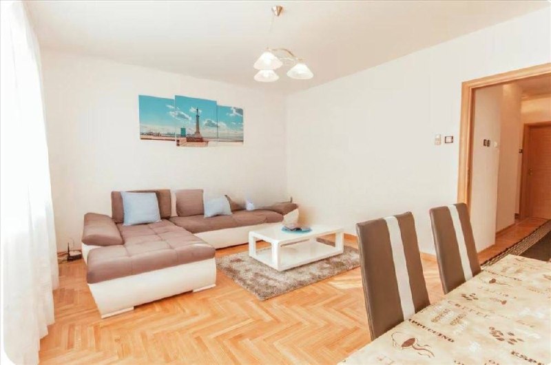 Furnished 2.5-Room Apartment in Stari Grad photo 2 of 8