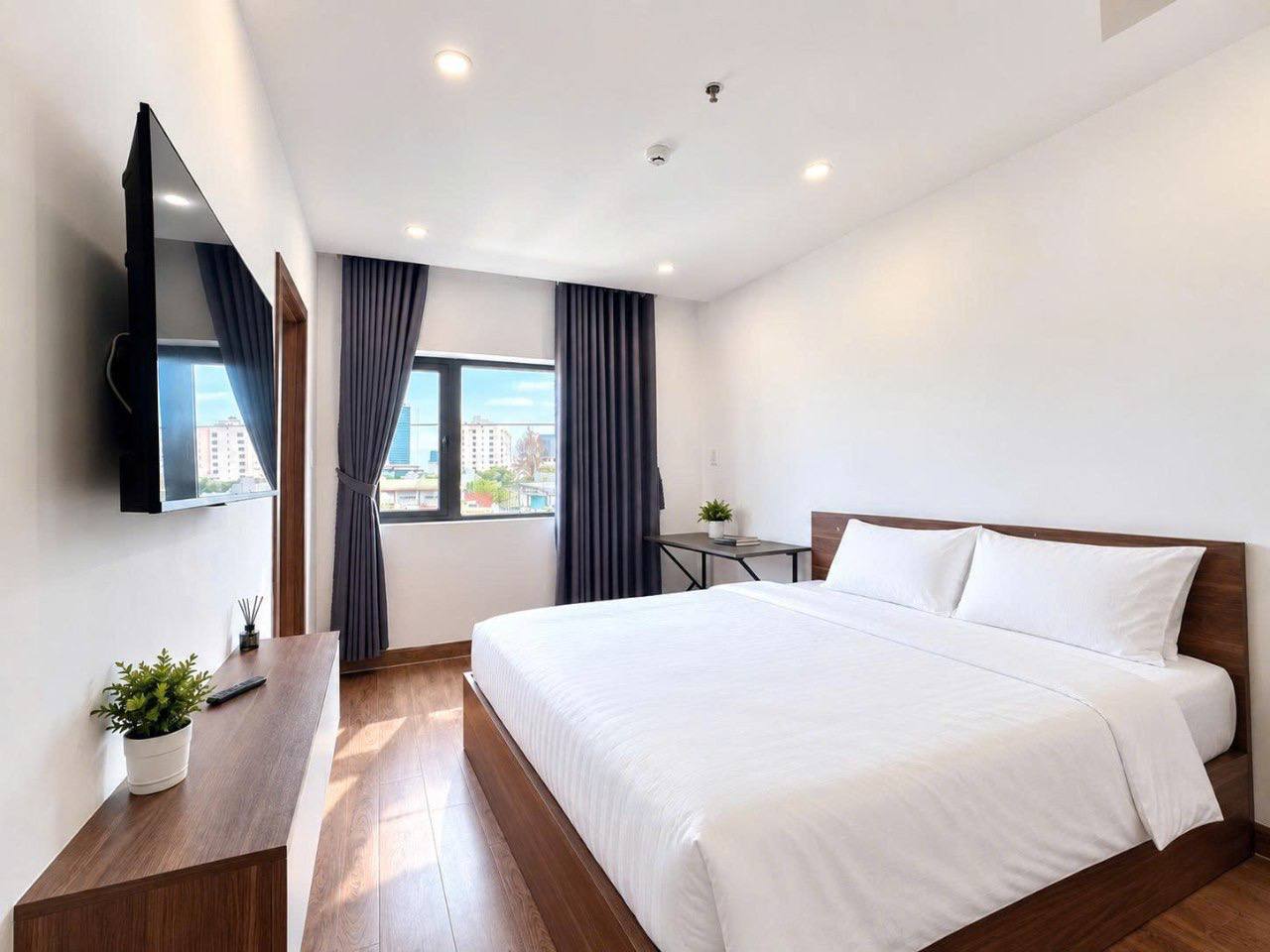 Furnished 1-Bedroom Apartment in Son Tra photo 1 of 8