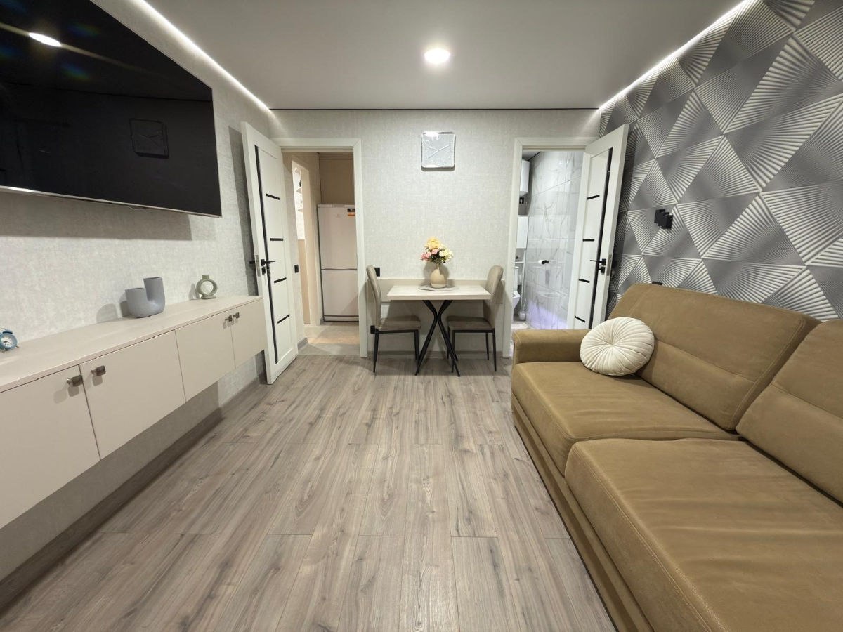 One-Bedroom Apartment in Central Chisinau photo 2 of 8
