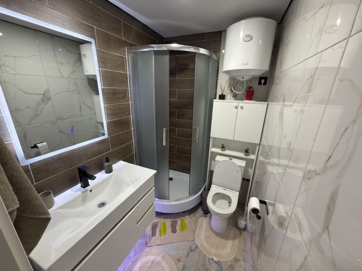 One-Bedroom Apartment in Central Chisinau photo 7 of 8