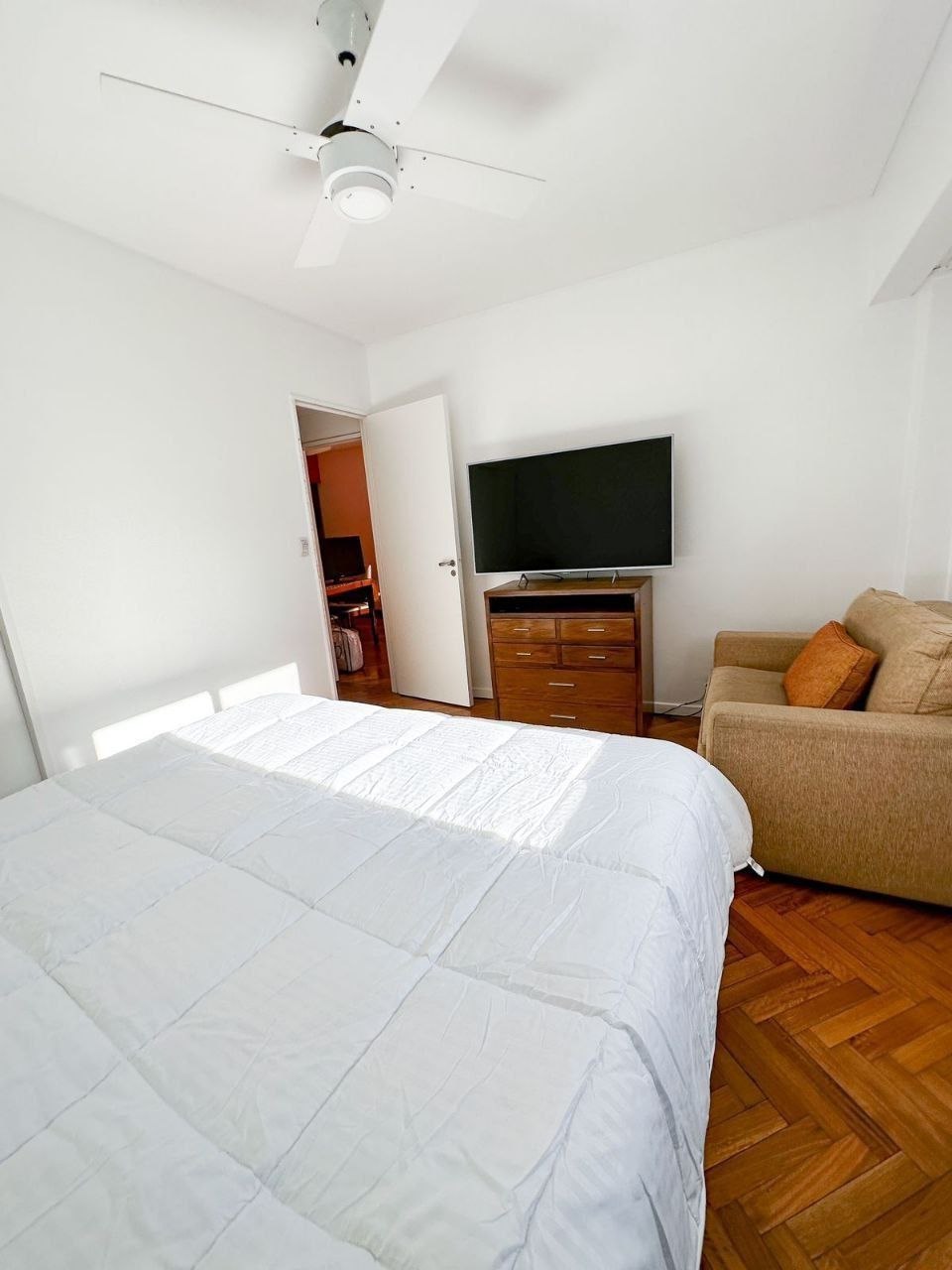 Furnished 3-Bedroom Apartment in Palermo photo 6 of 8
