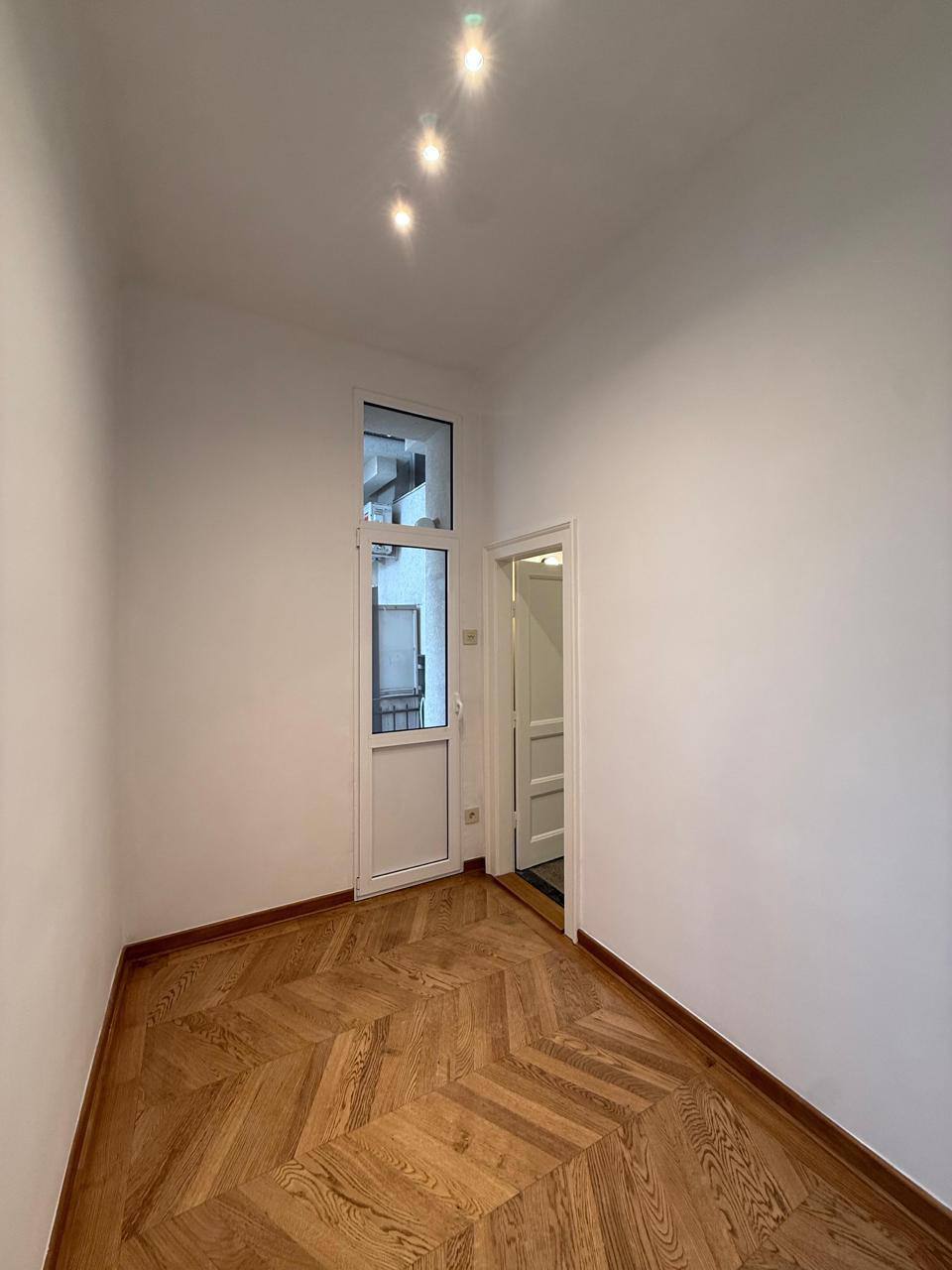 Three-Bedroom Apartment on Karadjordjeva Street photo 3 of 5