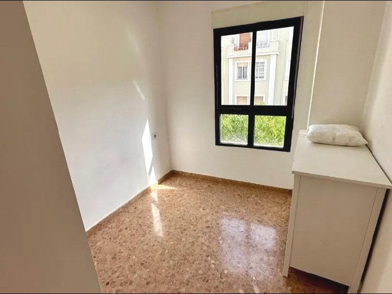 3-Bedroom Apartment for Rent in Russafa photo 7 of 8
