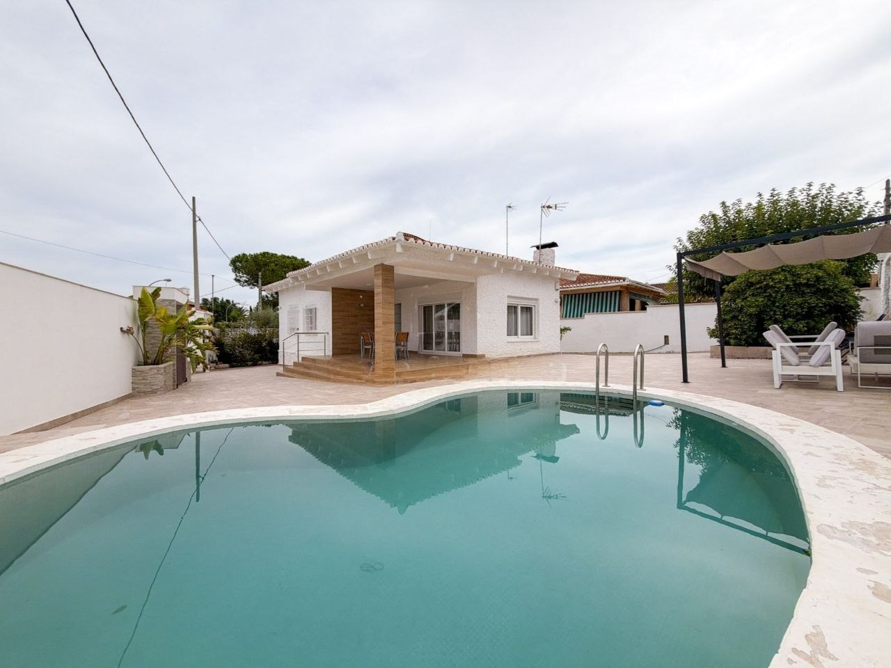 3-Bedroom House with Private Pool in L'Eliana photo 1 of 8