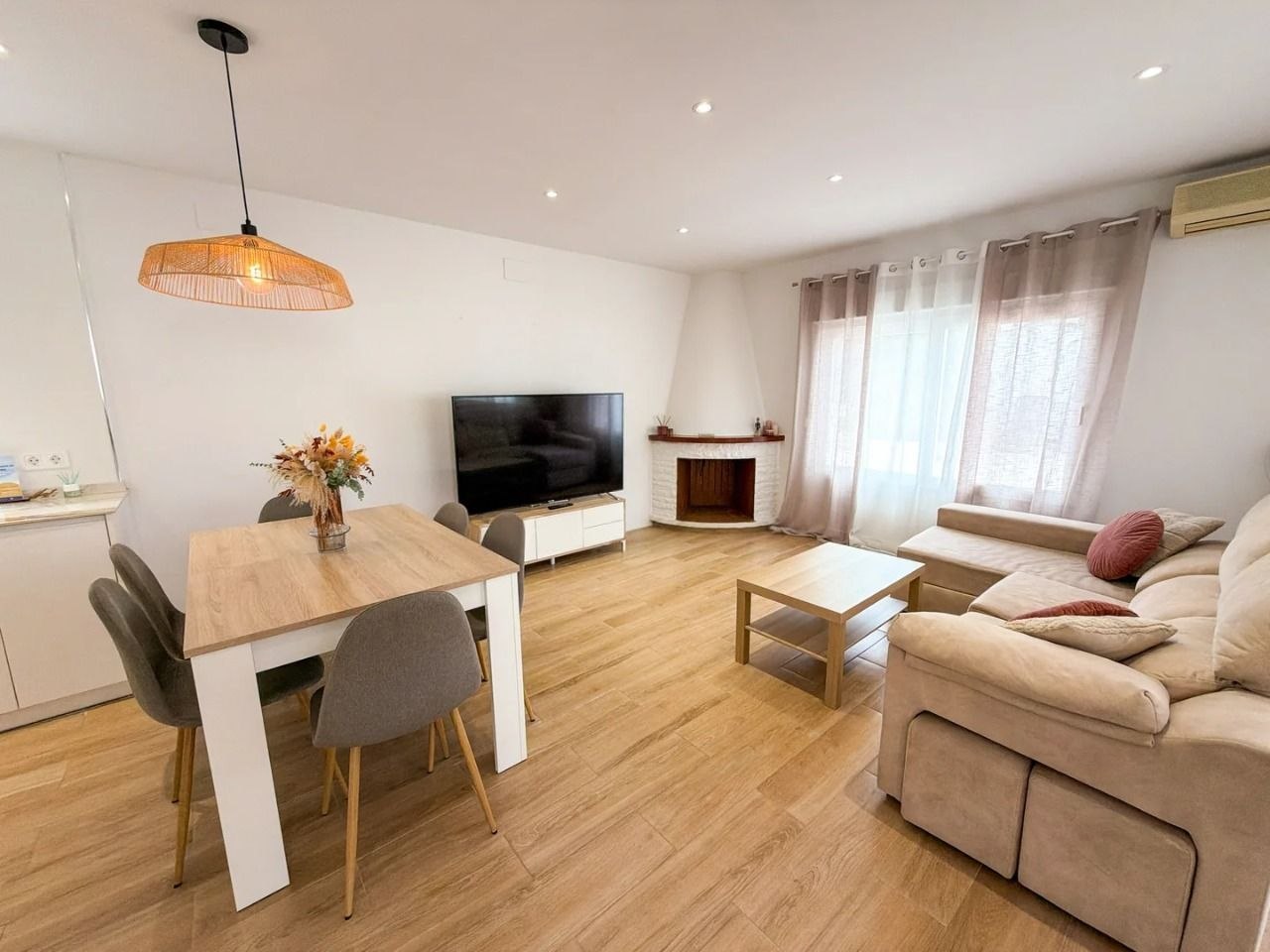 3-Bedroom House with Private Pool in L'Eliana photo 2 of 8