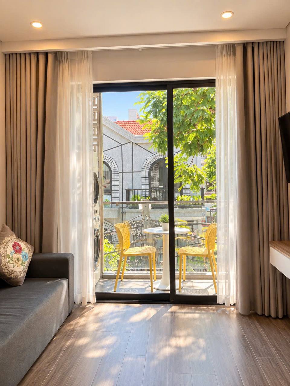 Furnished 1-Bedroom Apartment in An Thuong photo 2 of 8