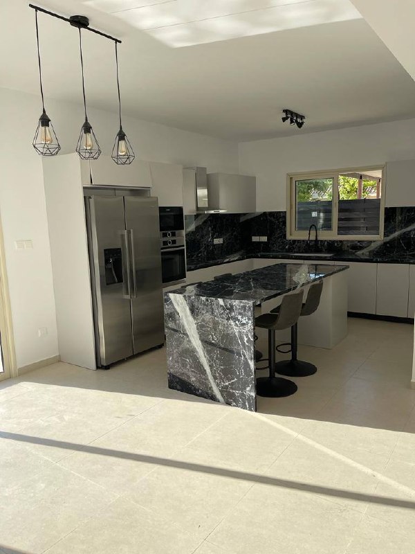 5-Bedroom House in Agios Tychonas photo 1 of 4