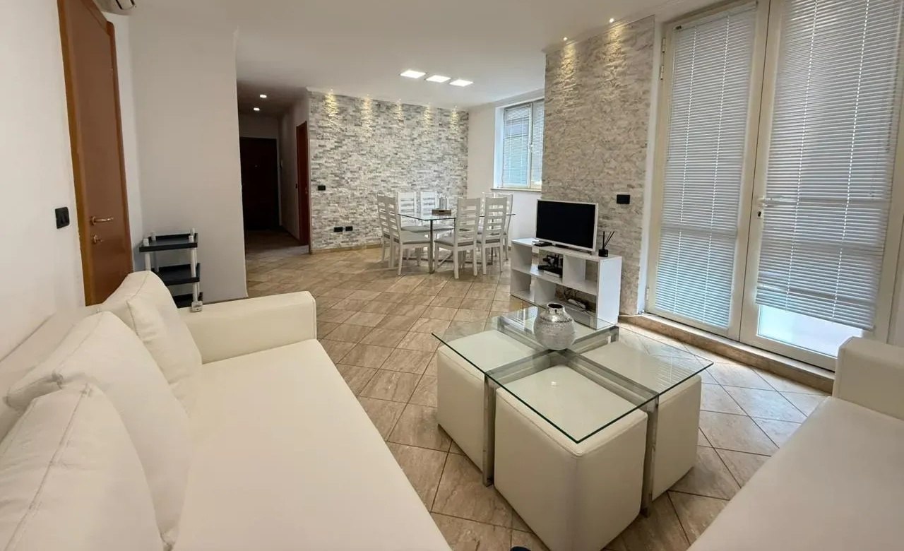 Three-Room Apartment in a New Development photo 3 of 8