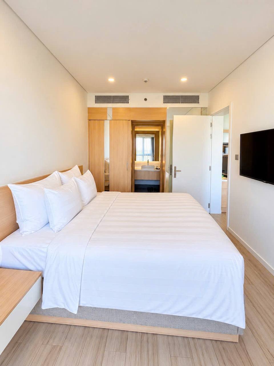 2BR Sea-View Apartment in Ngu Hanh Son photo 8 of 8