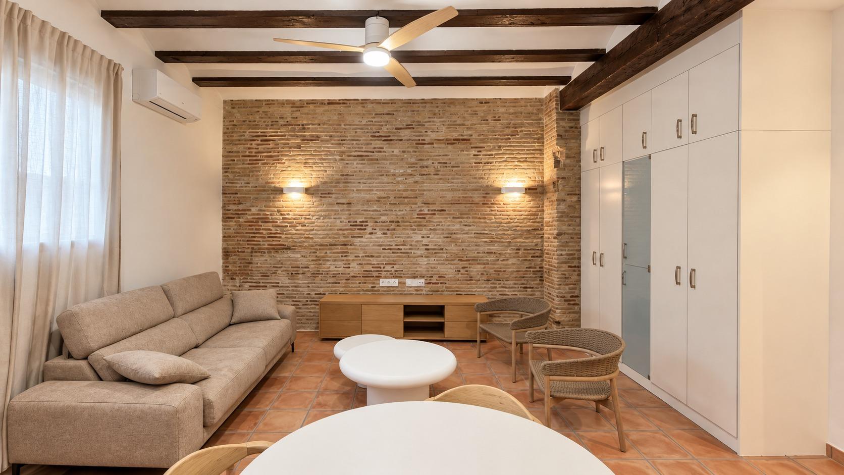 2-Bedroom Apartment for Rent in Ciutat Vella photo 1 of 8