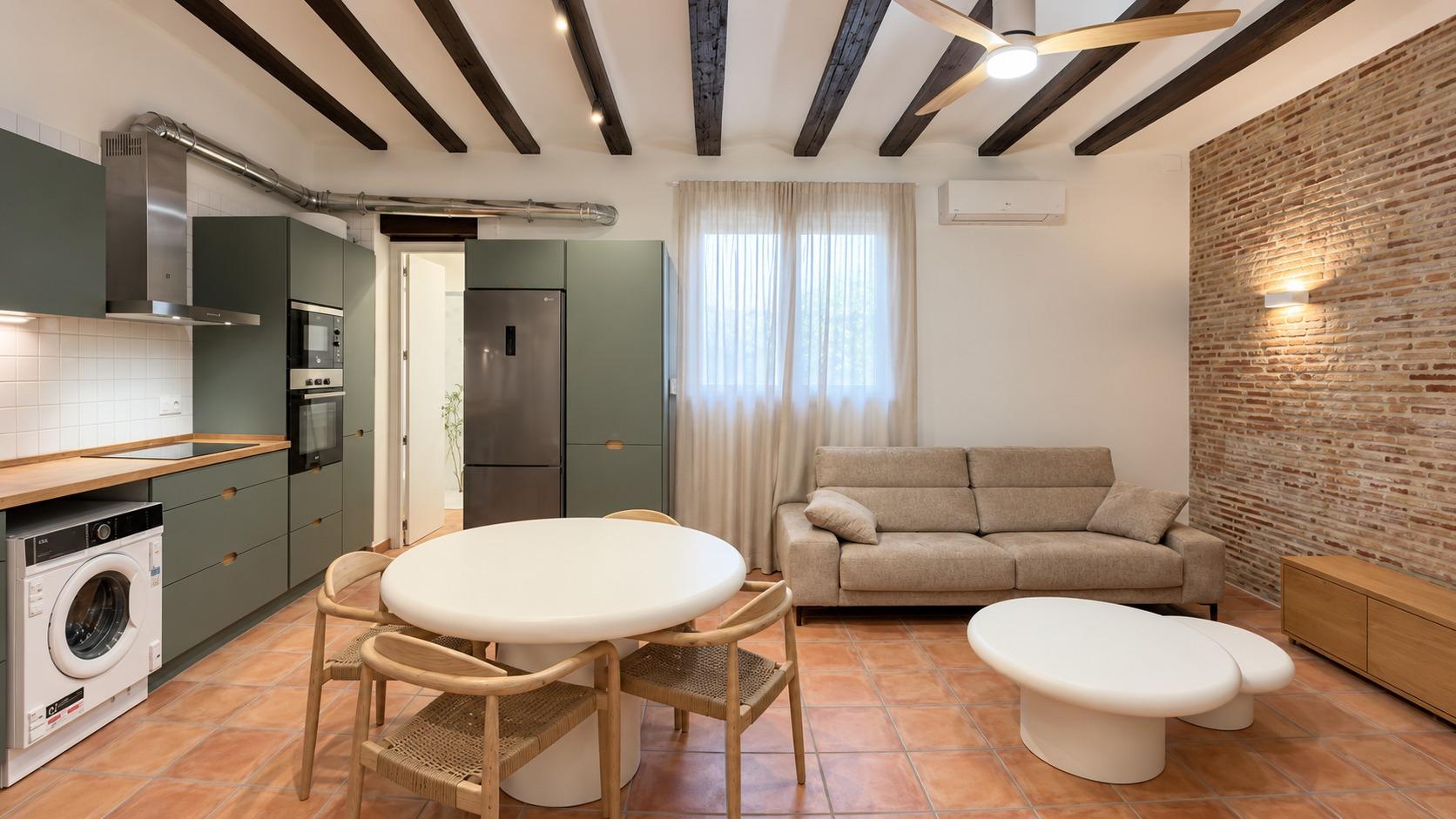 2-Bedroom Apartment for Rent in Ciutat Vella photo 2 of 8