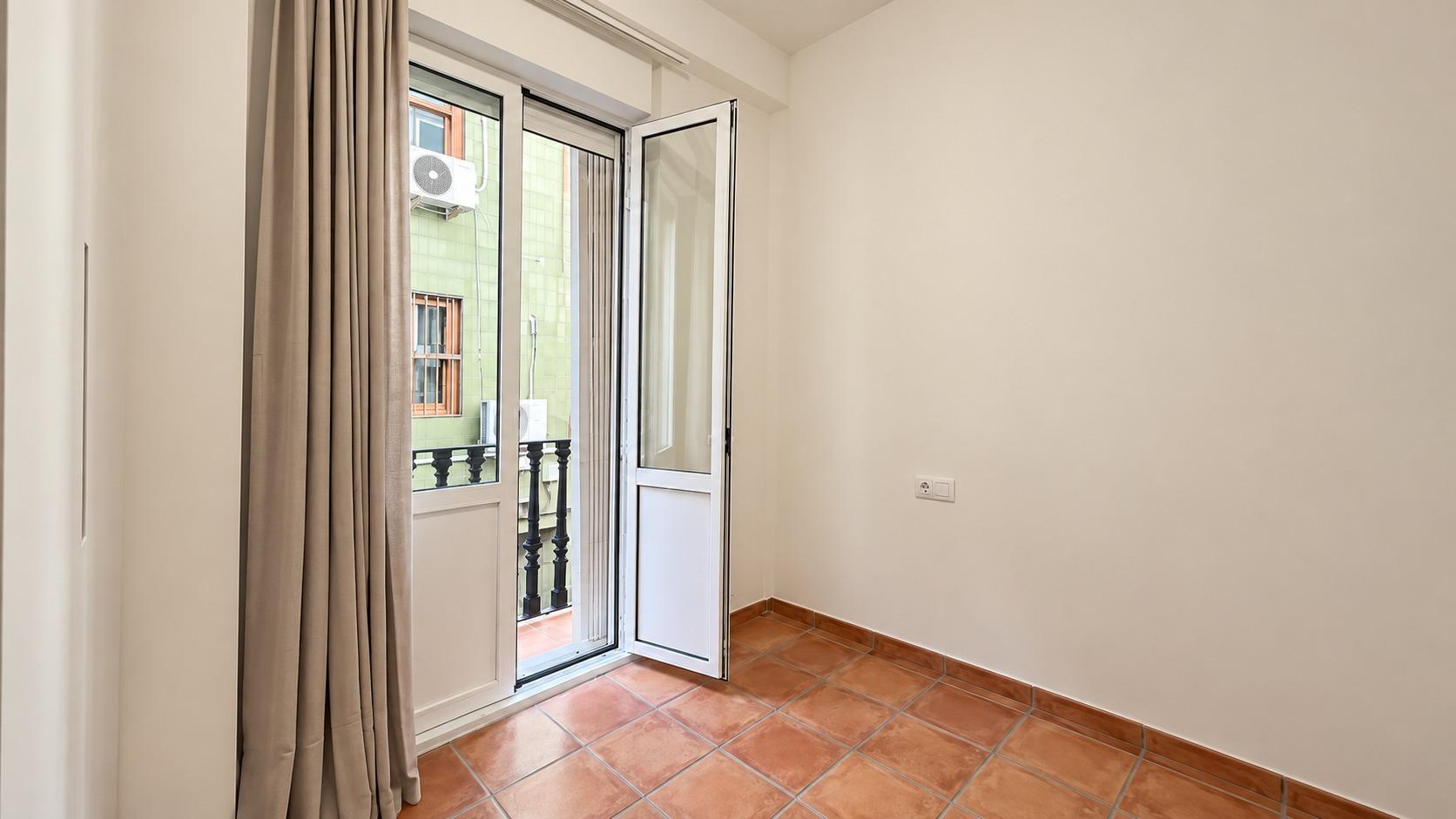 2-Bedroom Apartment for Rent in Ciutat Vella photo 6 of 8