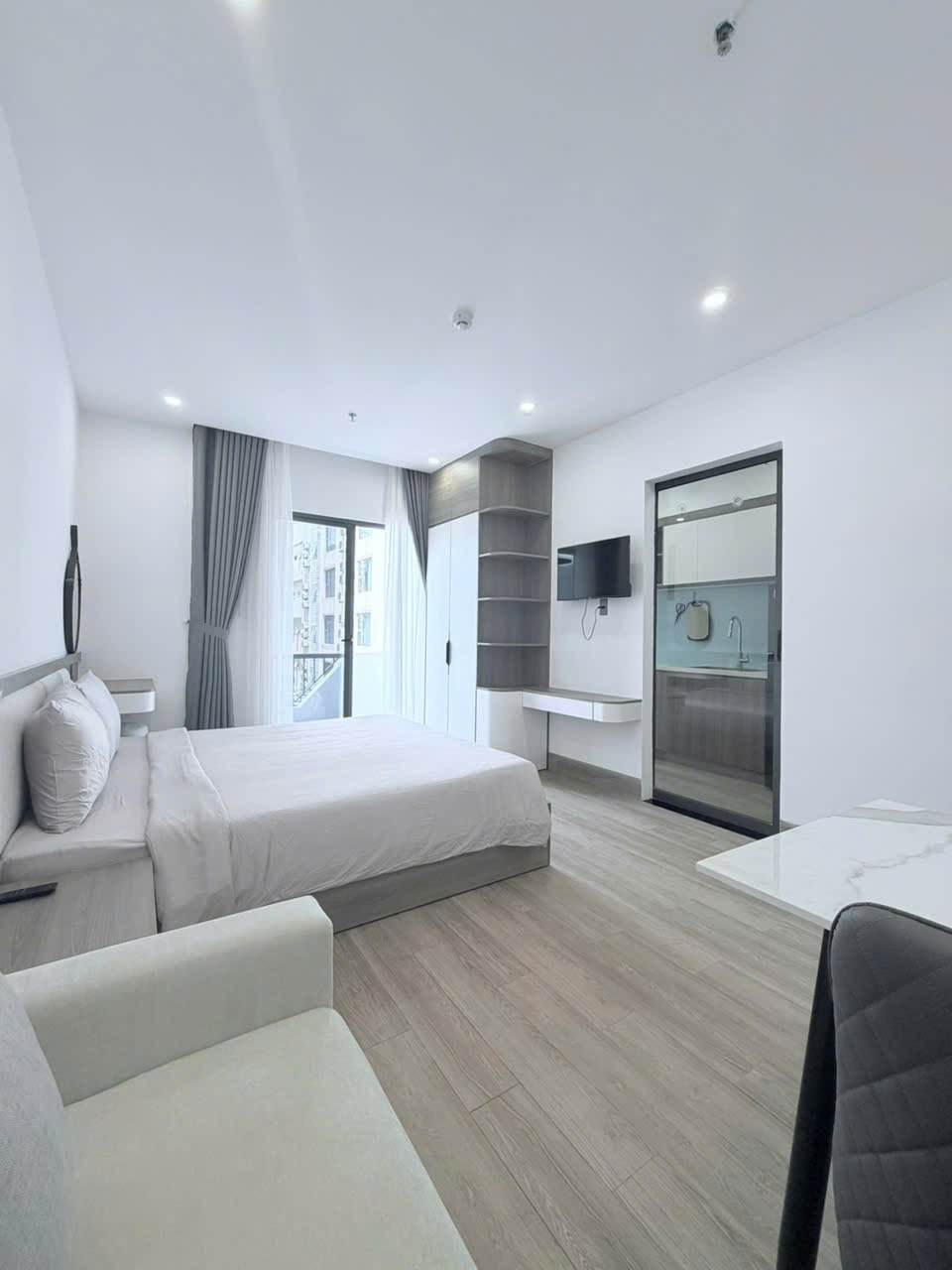 Modern 1-Bedroom Apartment in Son Tra photo 1 of 7