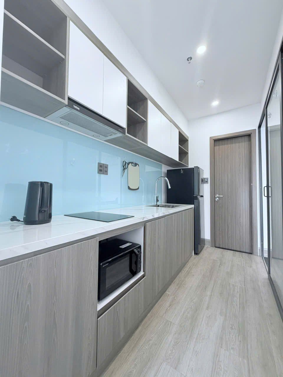 Modern 1-Bedroom Apartment in Son Tra photo 2 of 7