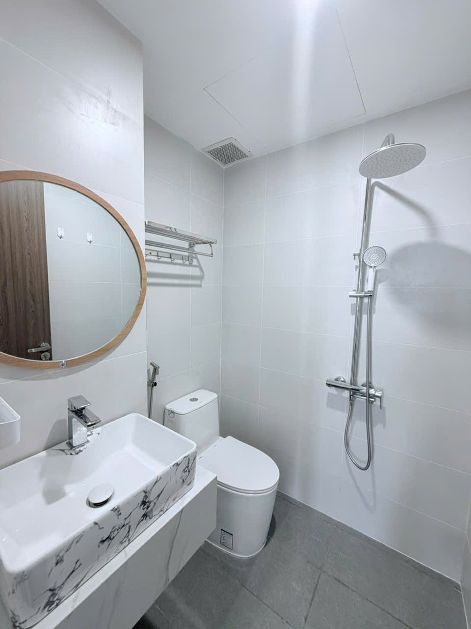 Modern 1-Bedroom Apartment in Son Tra photo 4 of 7