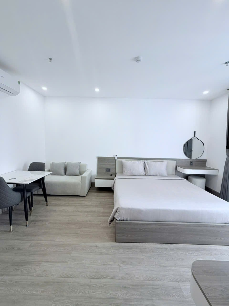 Modern 1-Bedroom Apartment in Son Tra photo 5 of 7