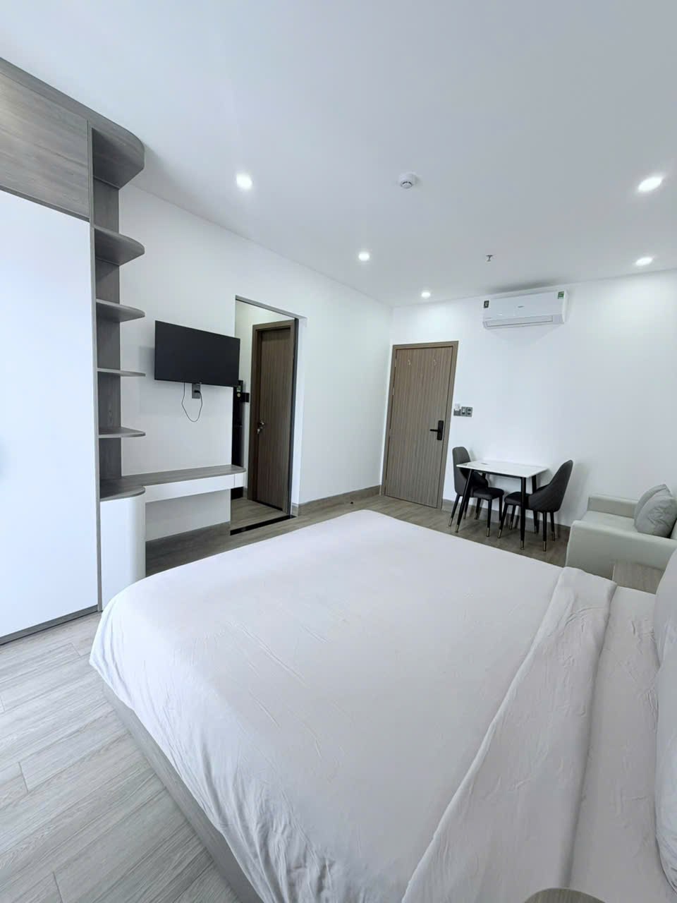 Modern 1-Bedroom Apartment in Son Tra photo 6 of 7