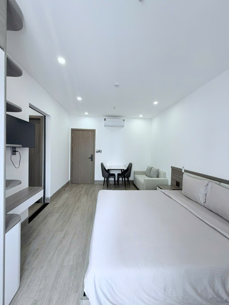 Modern 1-Bedroom Apartment in Son Tra photo 7 of 7
