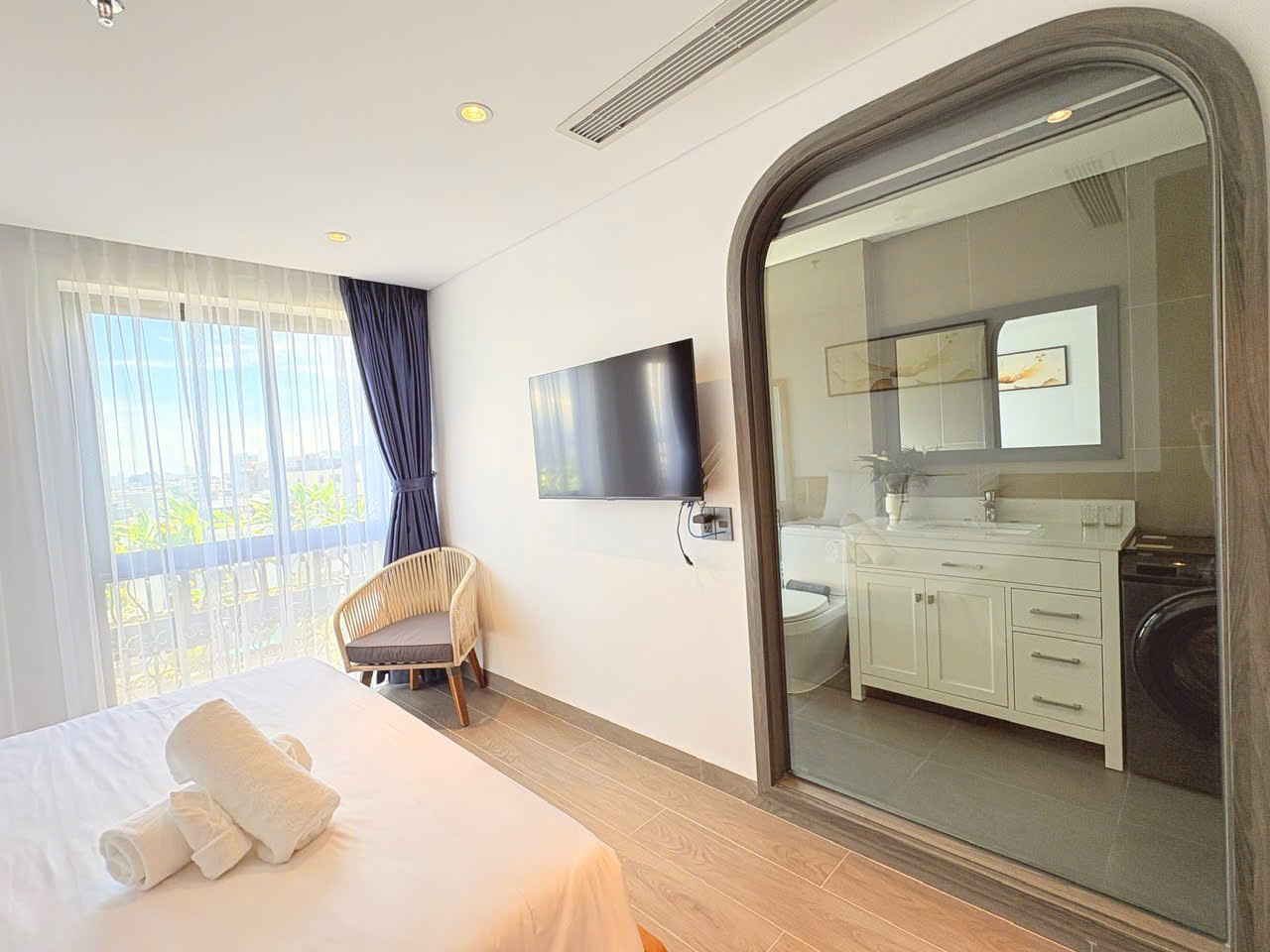 Modern 1-Bedroom Apartment Near My Khe Beach photo 3 of 7