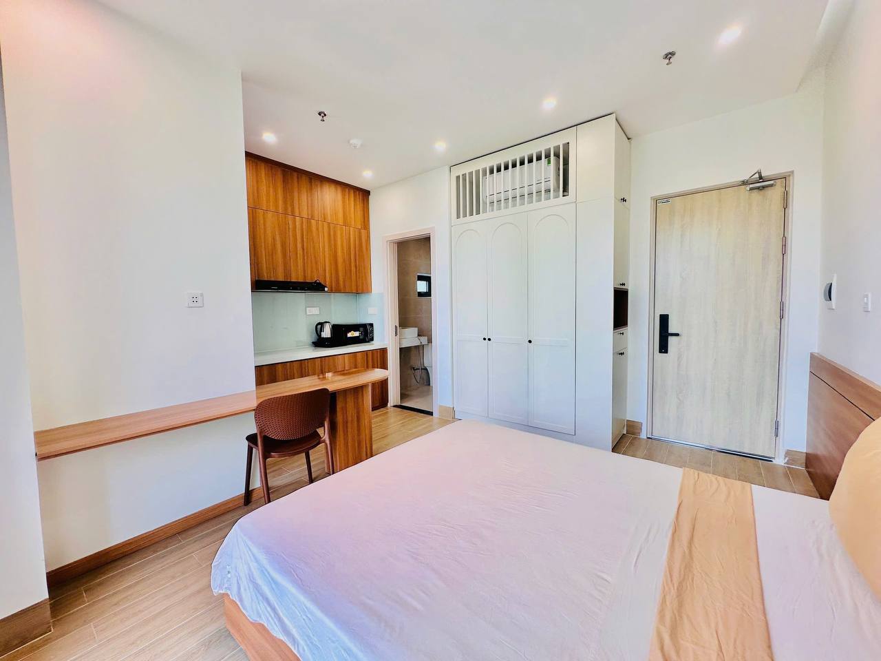 Studio Apartment with Private Balcony near Dragon Bridge photo 7 of 8