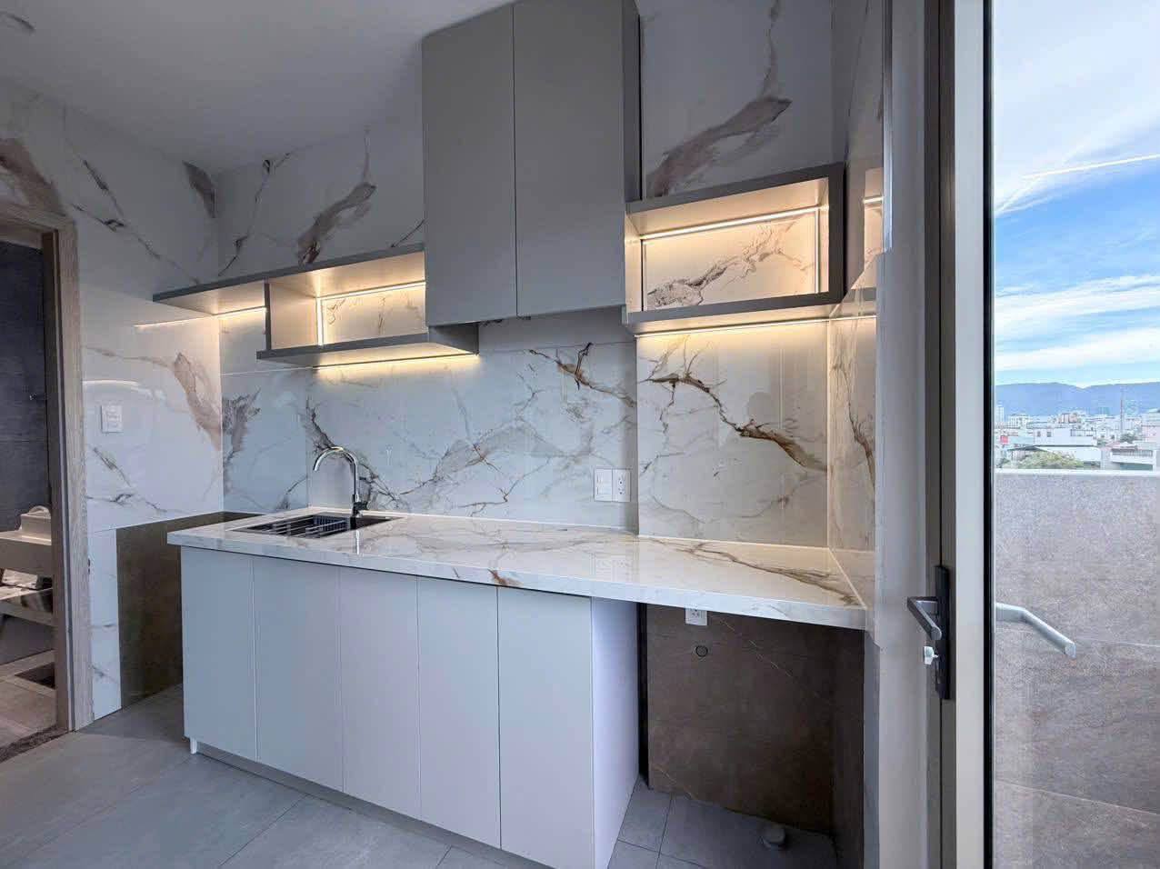 Brand-New Luxury 1-Bedroom Apartment in My An photo 5 of 8