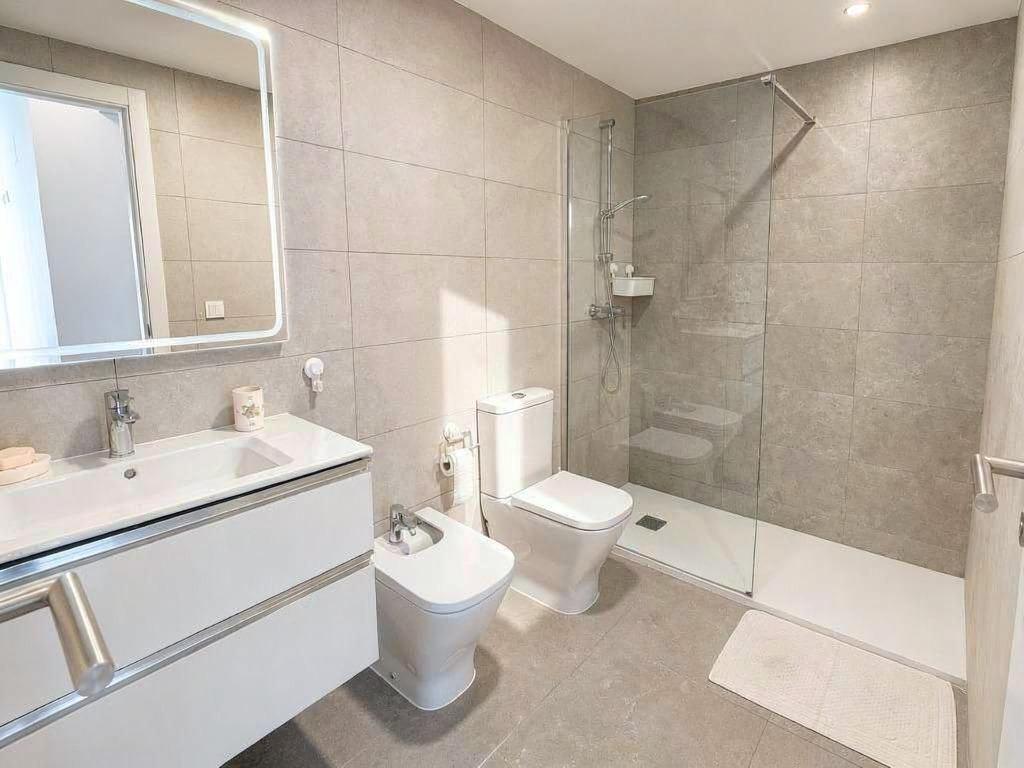 3-Bedroom Apartment in Valencia photo 7 of 8
