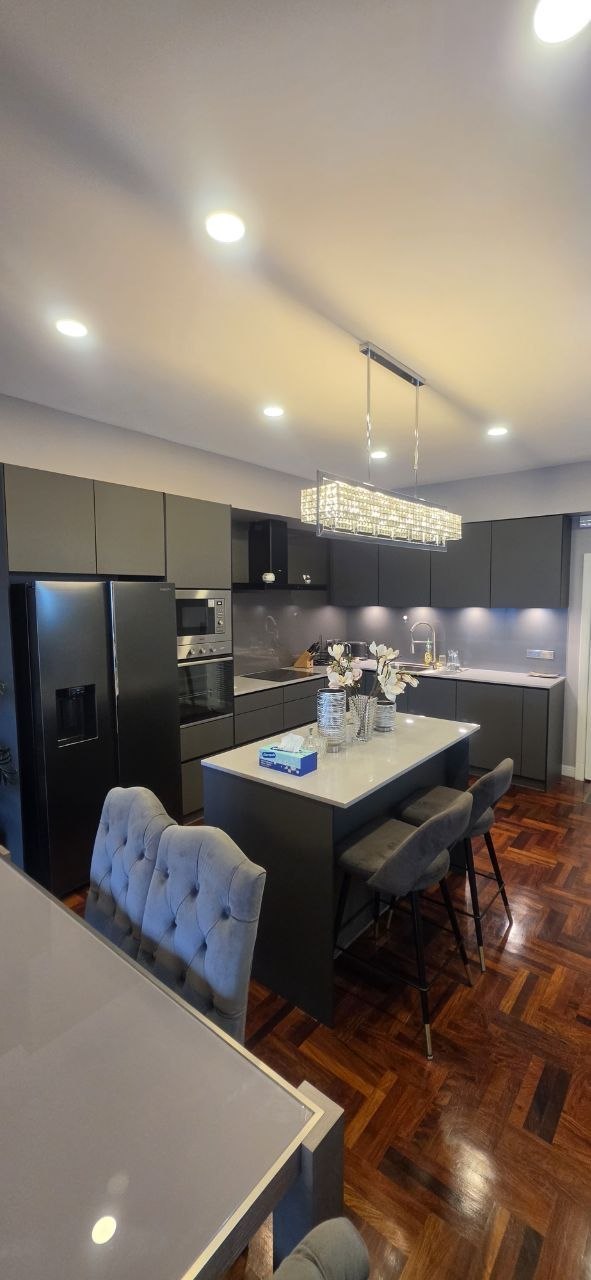 Three-Bedroom Designer Apartment with Sea View photo 2 of 8