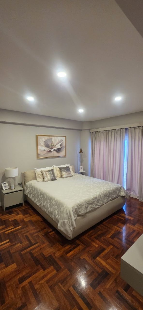 Three-Bedroom Designer Apartment with Sea View photo 3 of 8