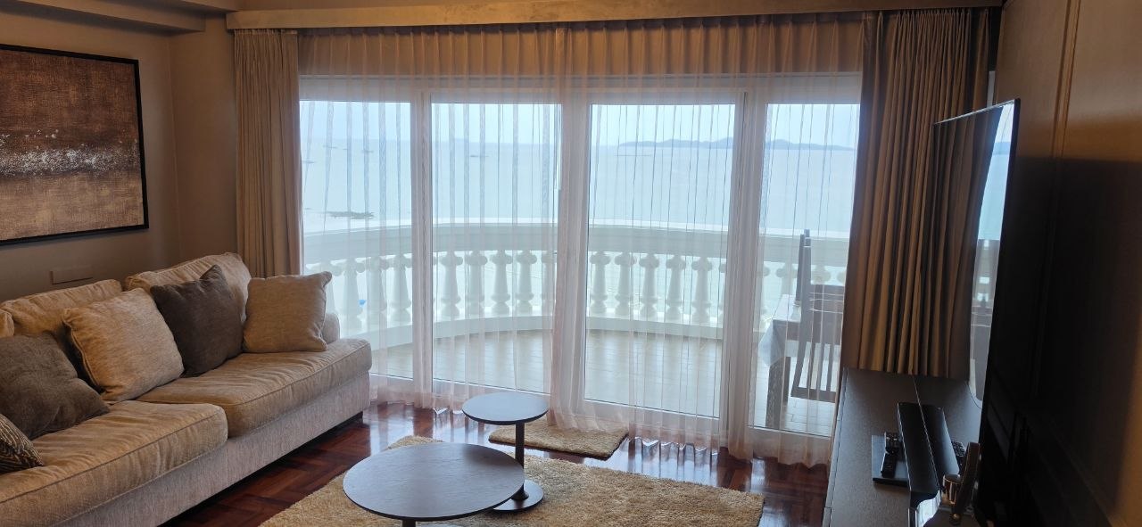 Three-Bedroom Designer Apartment with Sea View photo 4 of 8