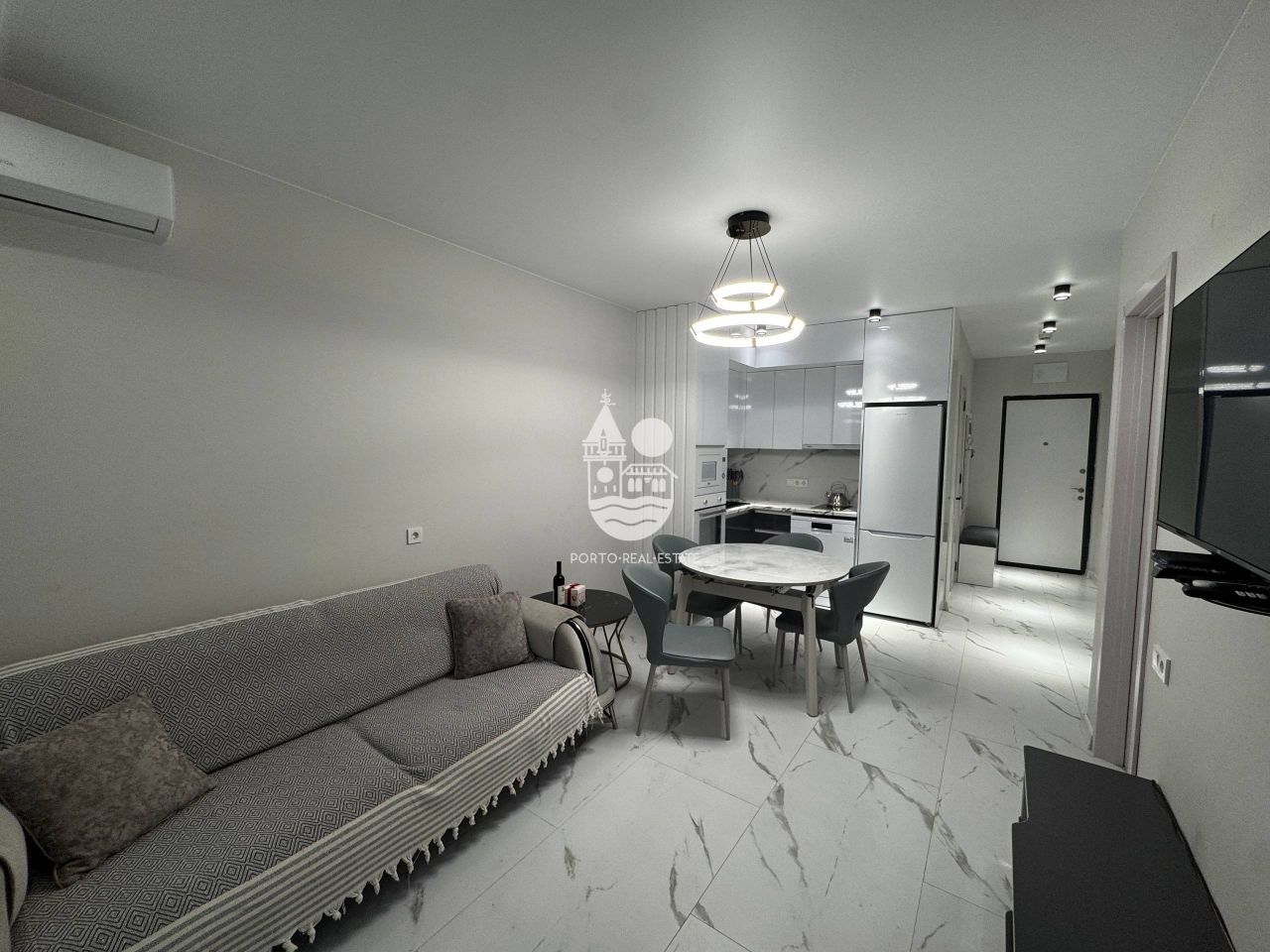 2-Bedroom Apartment in Black Sea Tower photo 2 of 6