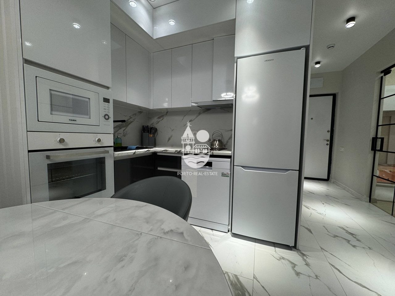 2-Bedroom Apartment in Black Sea Tower photo 3 of 6