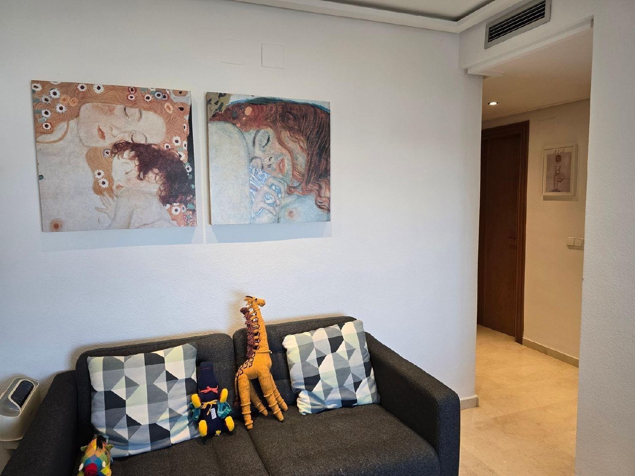 3-Bedroom Apartment with Pool in Valencia photo 6 of 8
