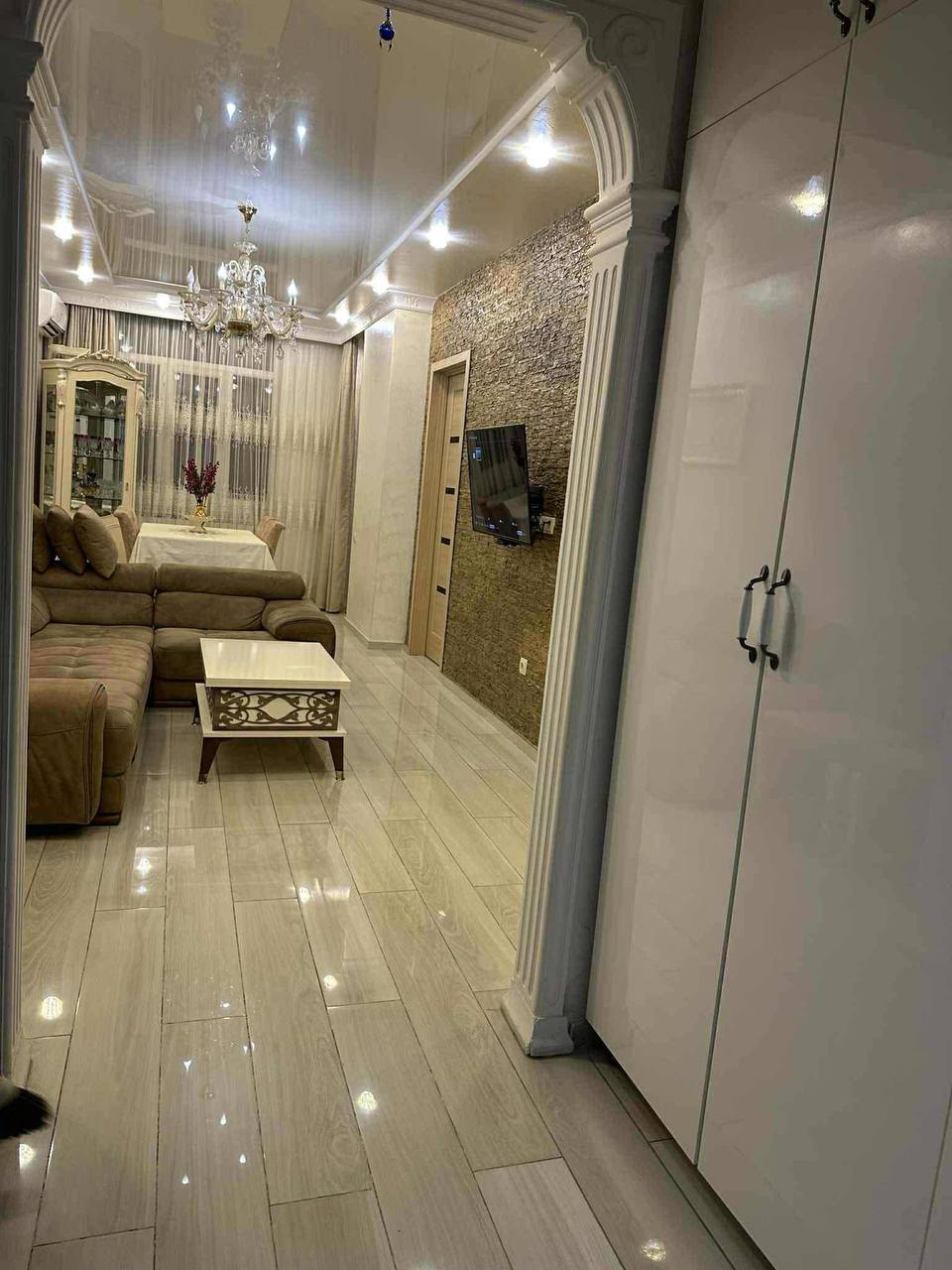 Светлая двухкомнатная квартира у моря photo 3 of 8