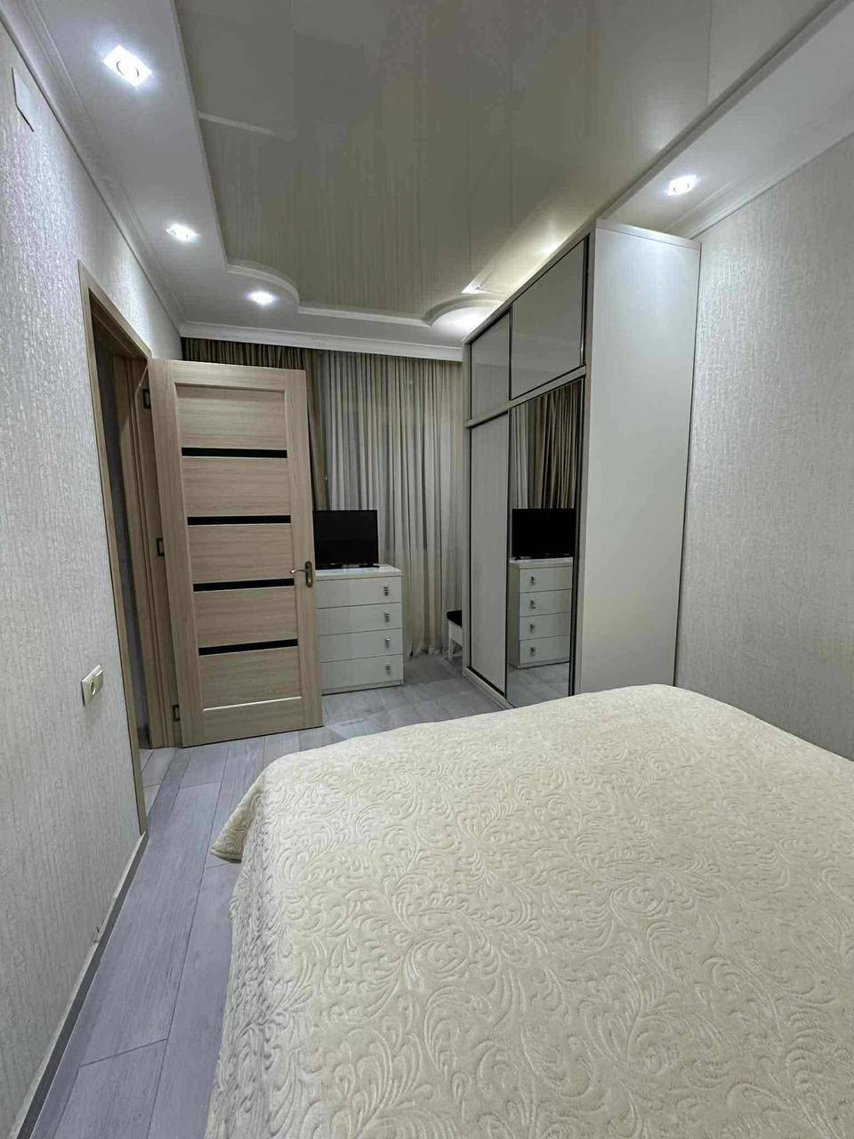 Светлая двухкомнатная квартира у моря photo 6 of 8