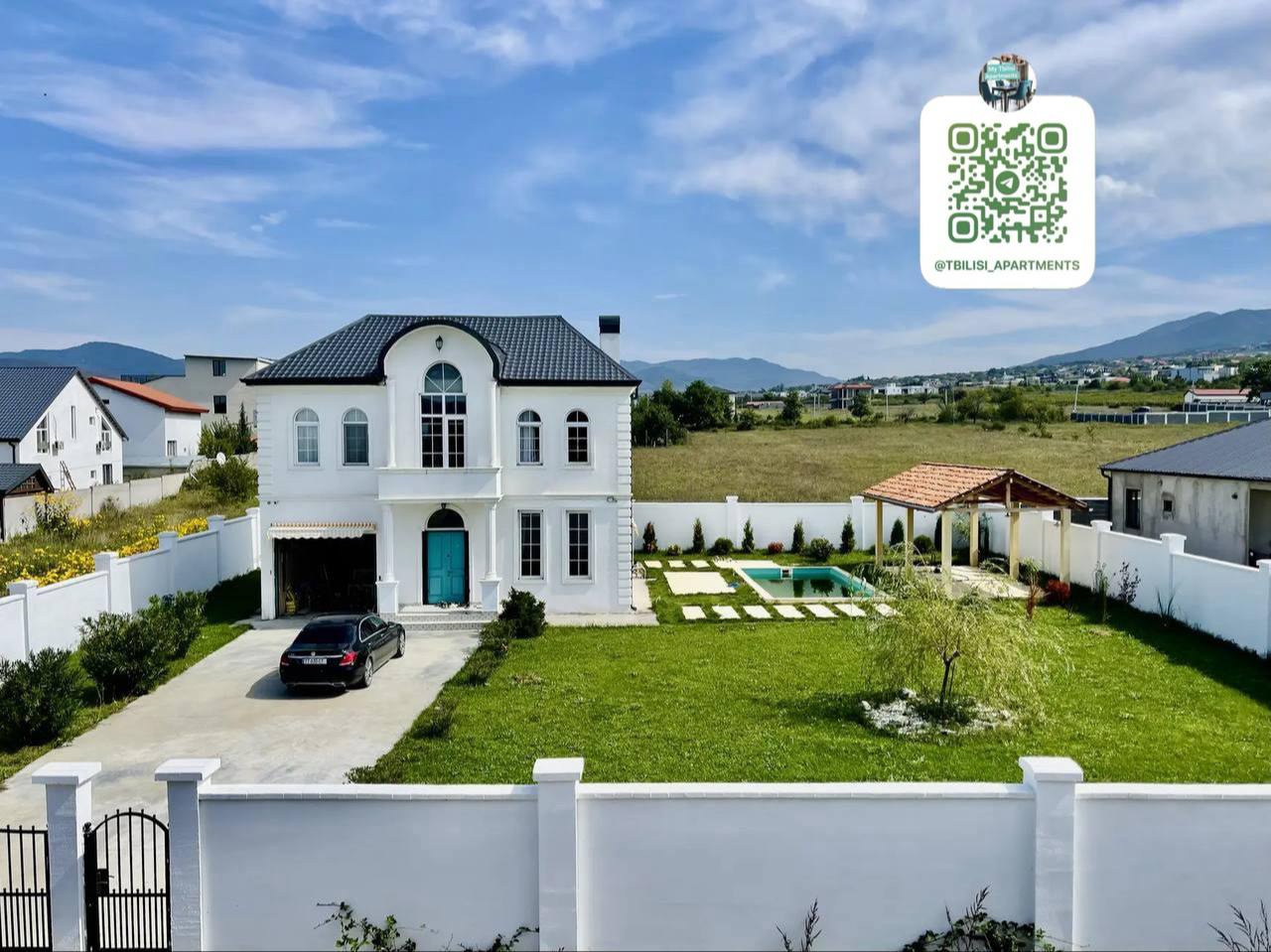5-Bedroom House with Pool in Saguramo