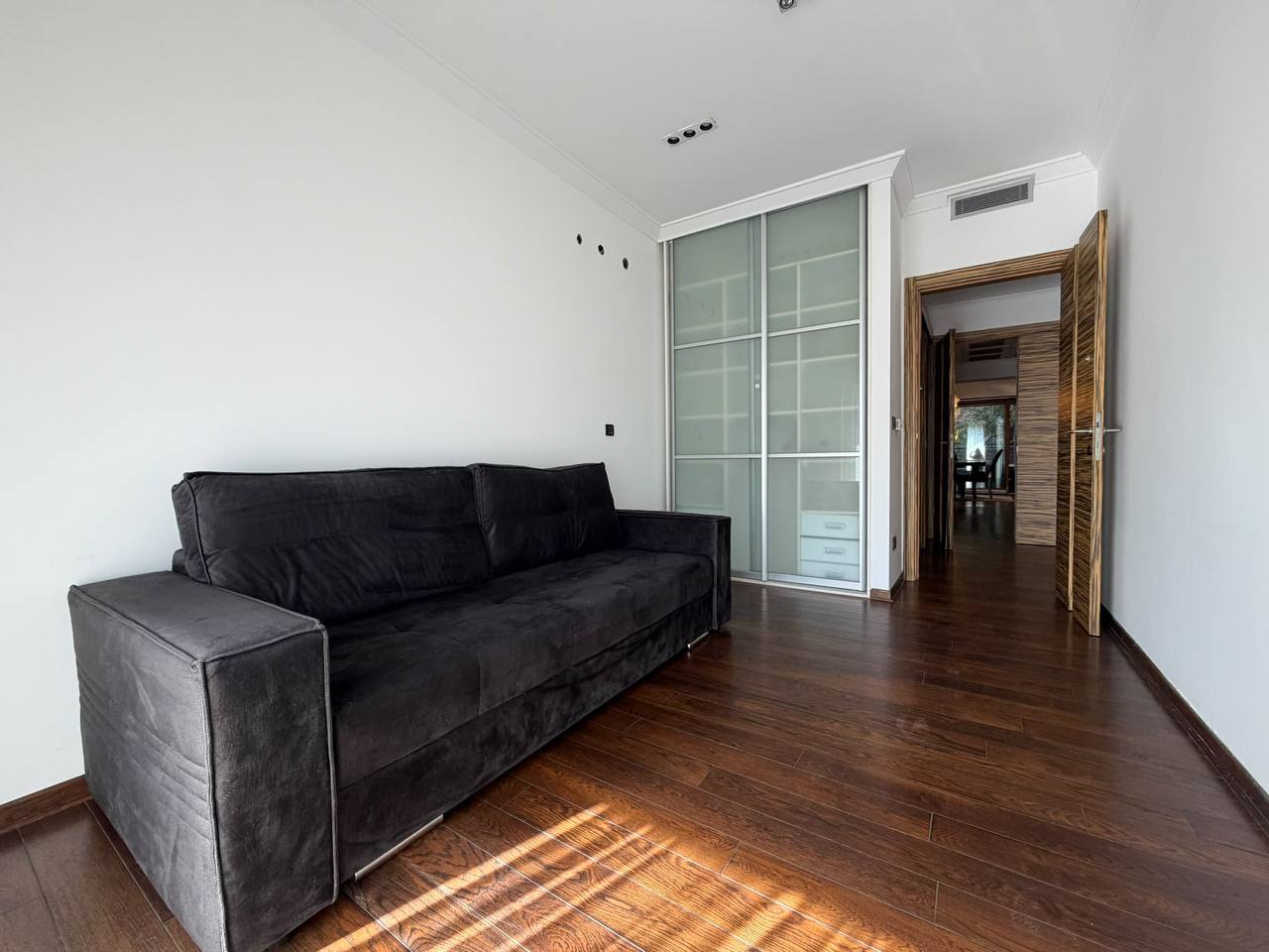 Spacious 4-Room Apartment in Vračar photo 1 of 8