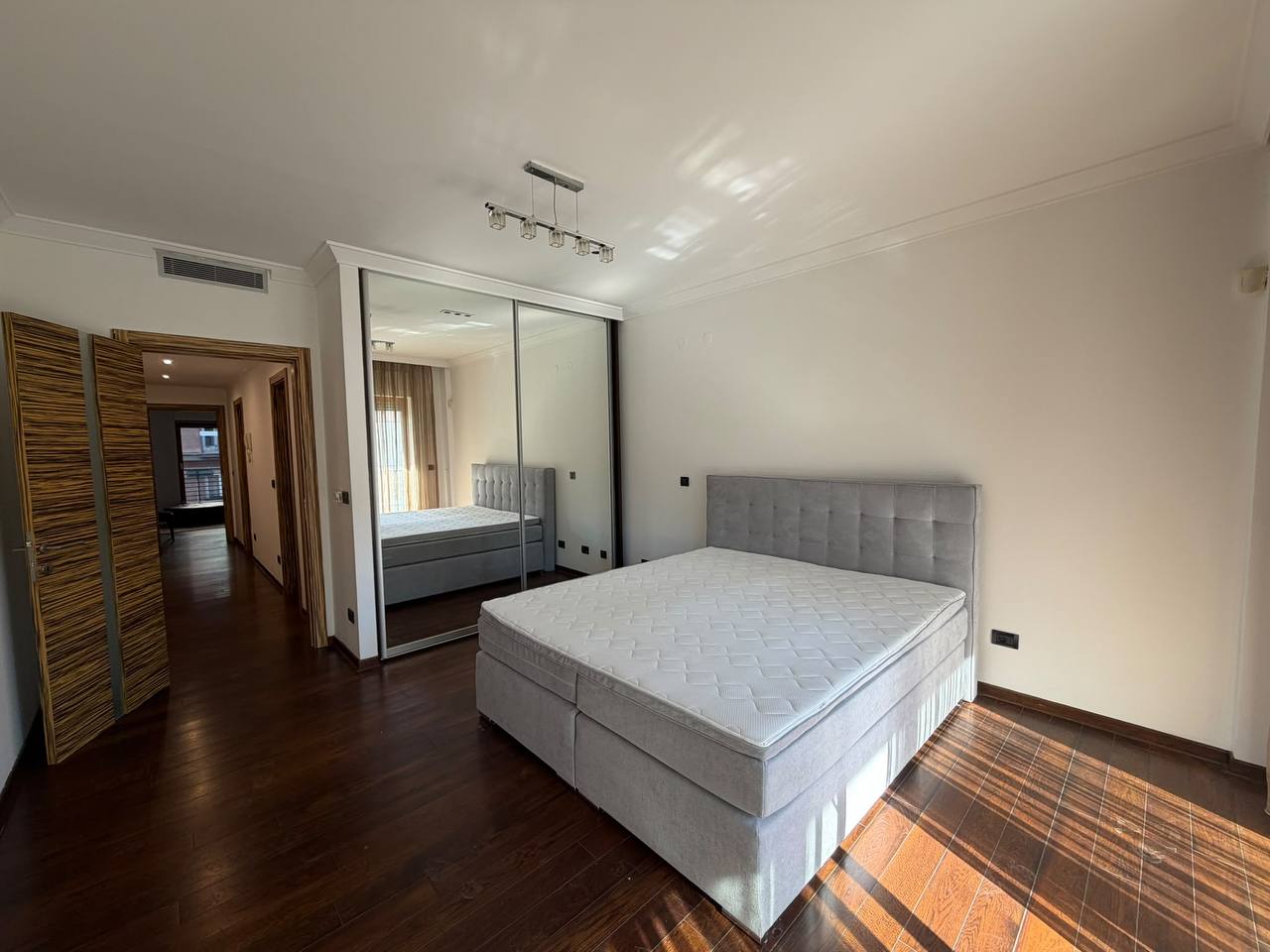 Spacious 4-Room Apartment in Vračar photo 3 of 8