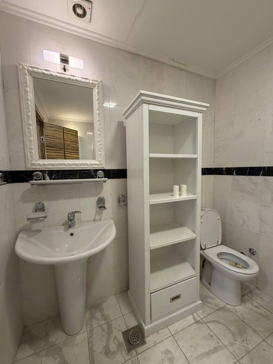 Spacious 4-Room Apartment in Vračar photo 4 of 8