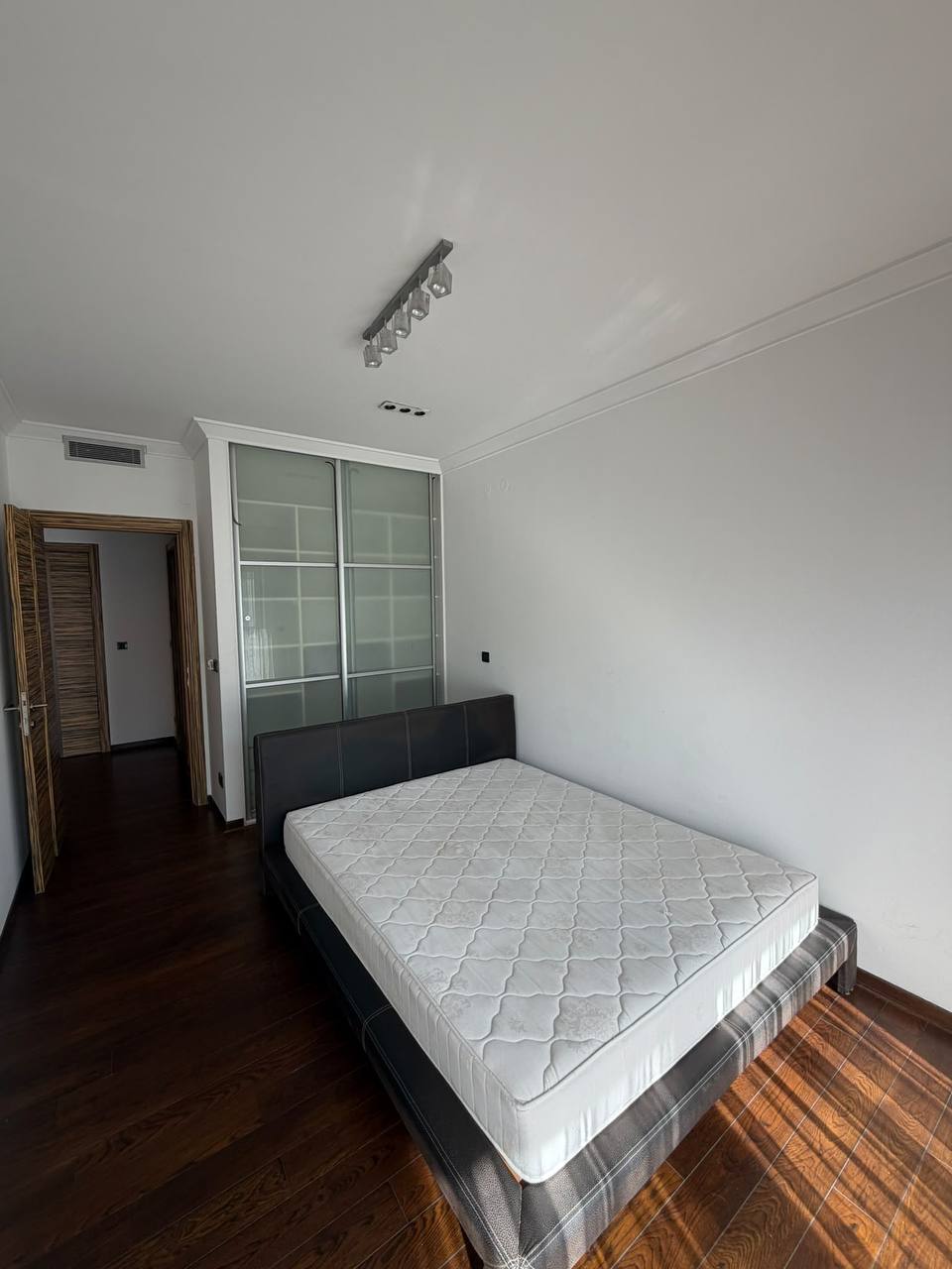 Spacious 4-Room Apartment in Vračar photo 6 of 8