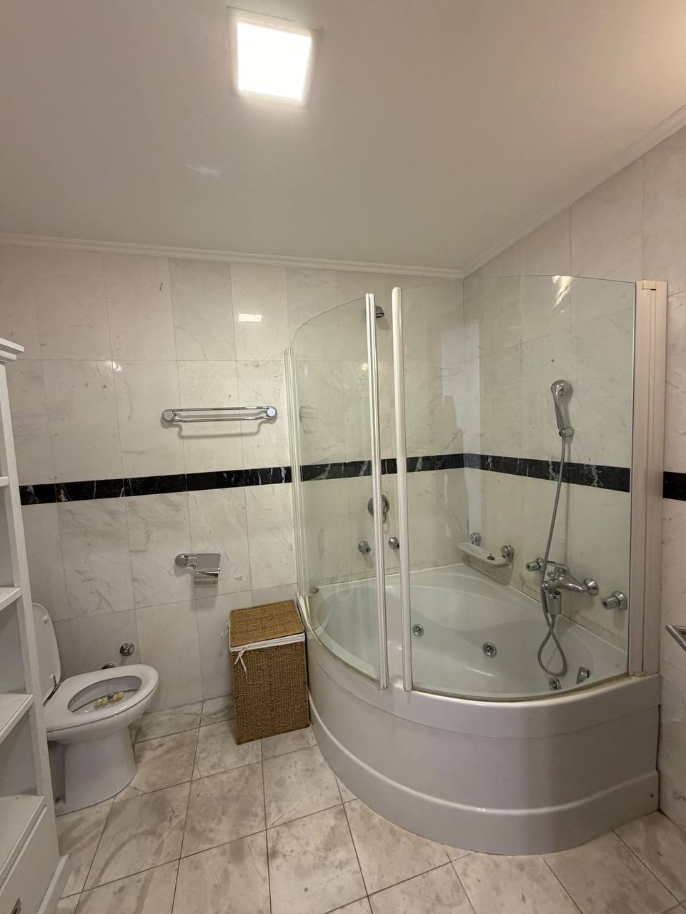 Spacious 4-Room Apartment in Vračar photo 7 of 8