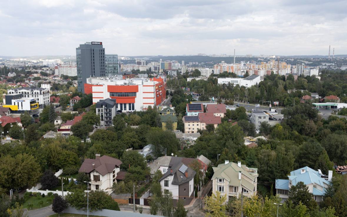 One-Bedroom Apartment in Central Chisinau photo 1 of 8
