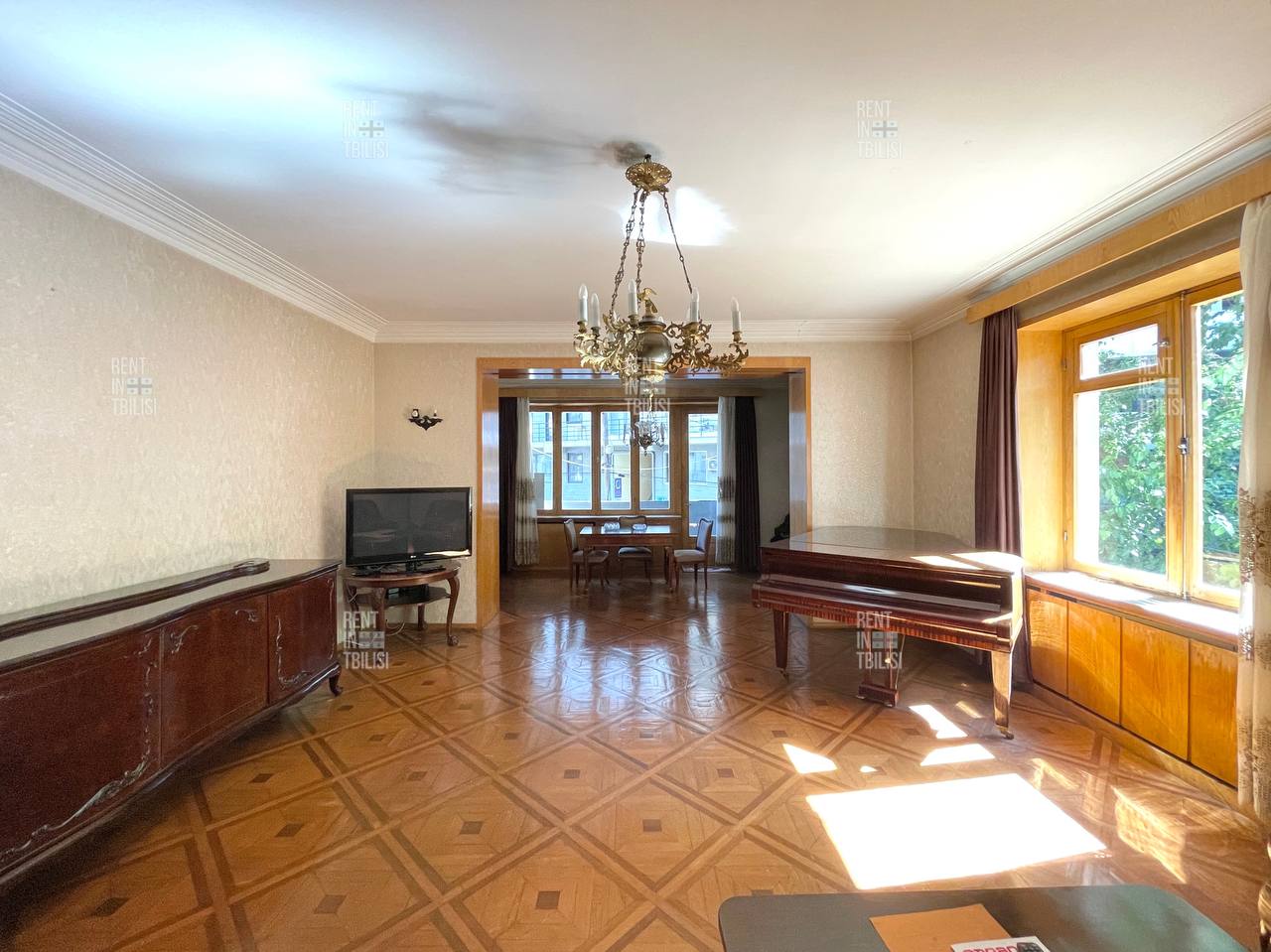 Spacious 2-Bedroom Apartment Near Round Garden photo 1 of 8