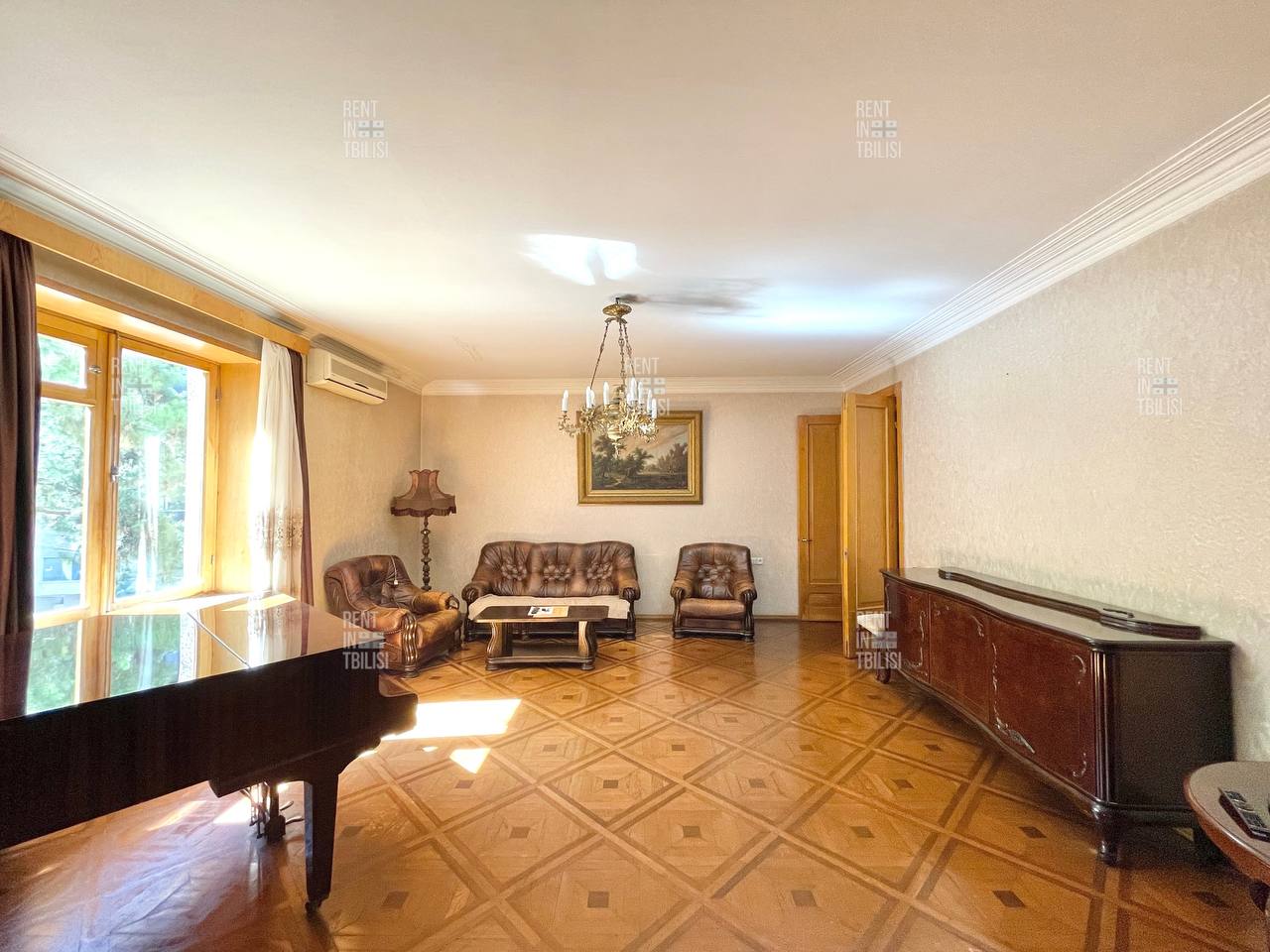 Spacious 2-Bedroom Apartment Near Round Garden photo 2 of 8