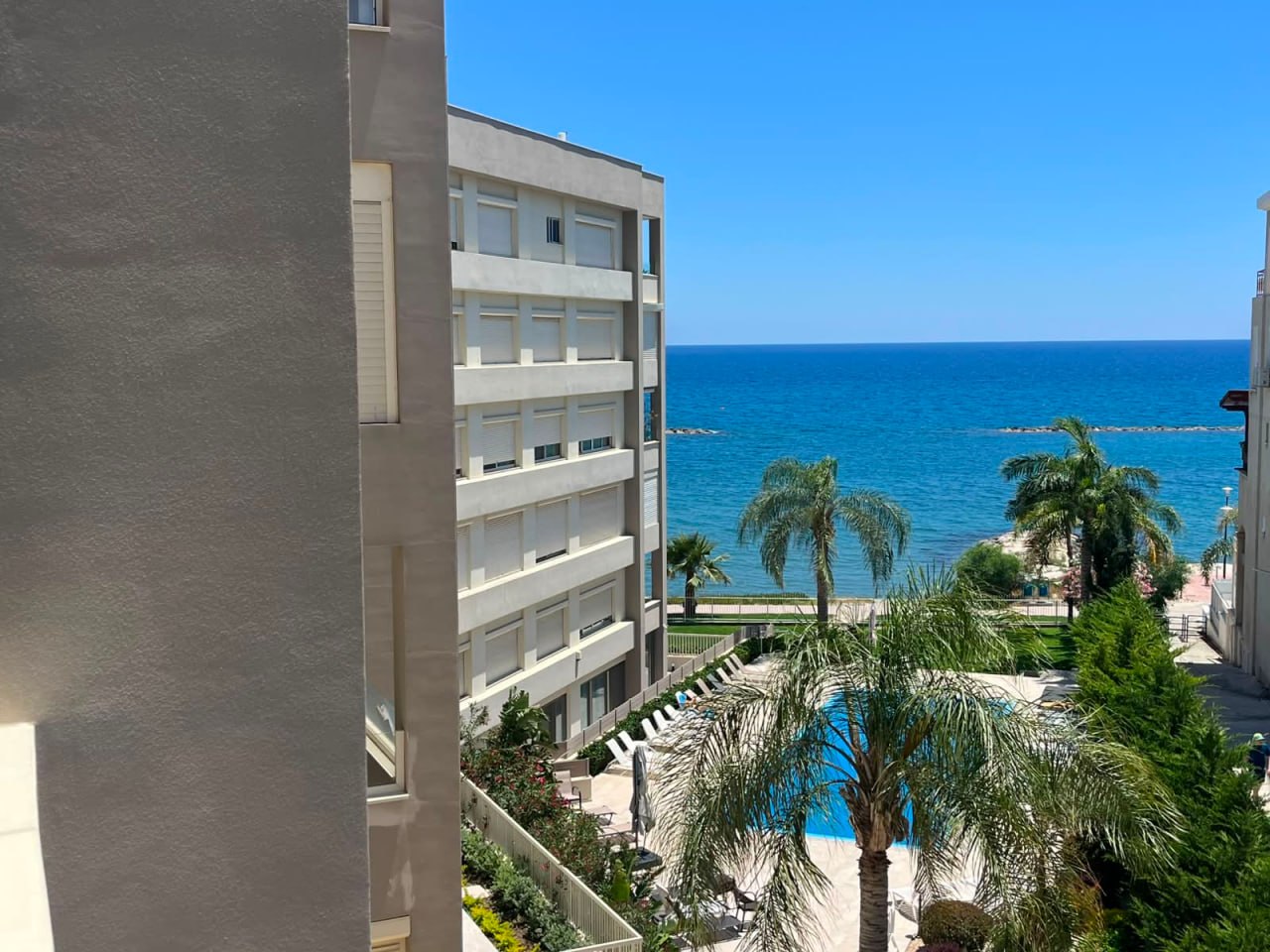 3-Bedroom Waterfront Apartment in Germasogeia photo 3 of 4