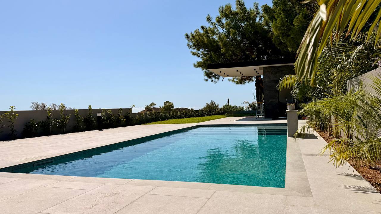 Modern 3-Bedroom House with Pool photo 1 of 4