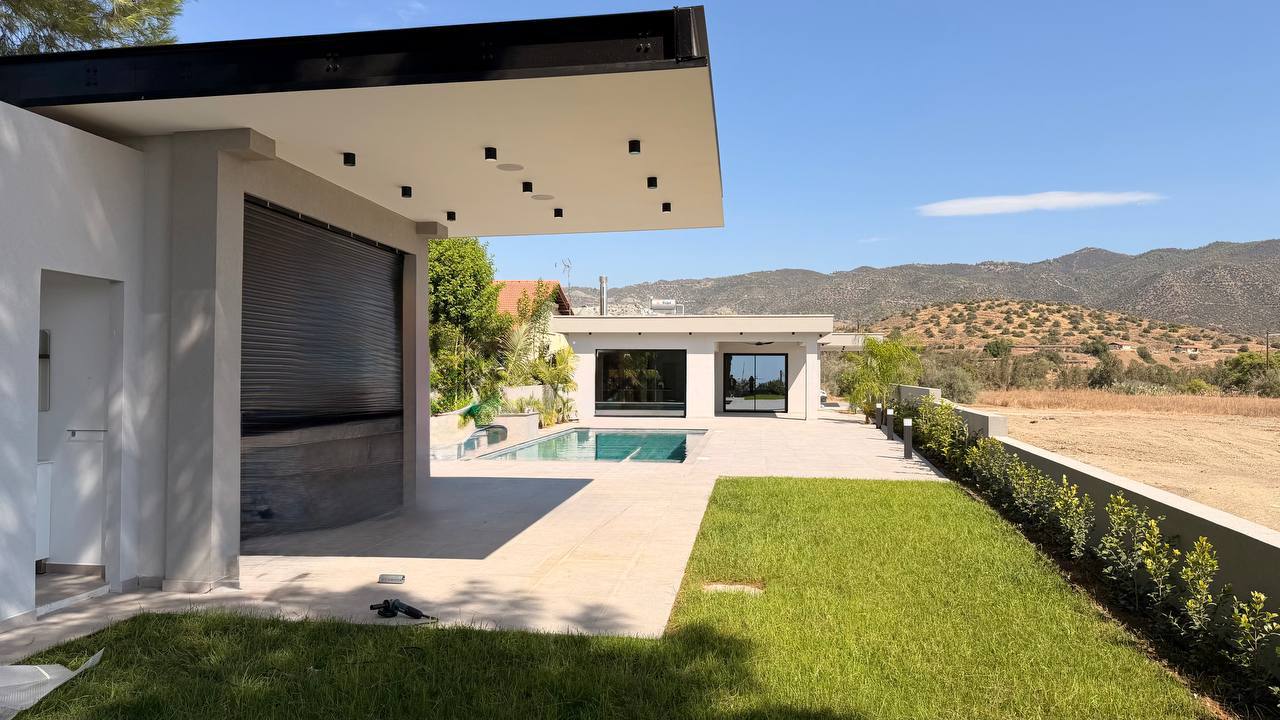 Modern 3-Bedroom House with Pool photo 2 of 4