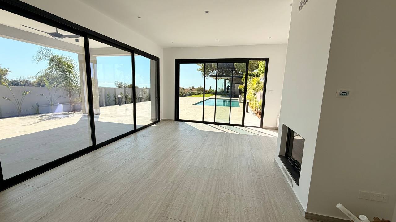 Modern 3-Bedroom House with Pool photo 4 of 4