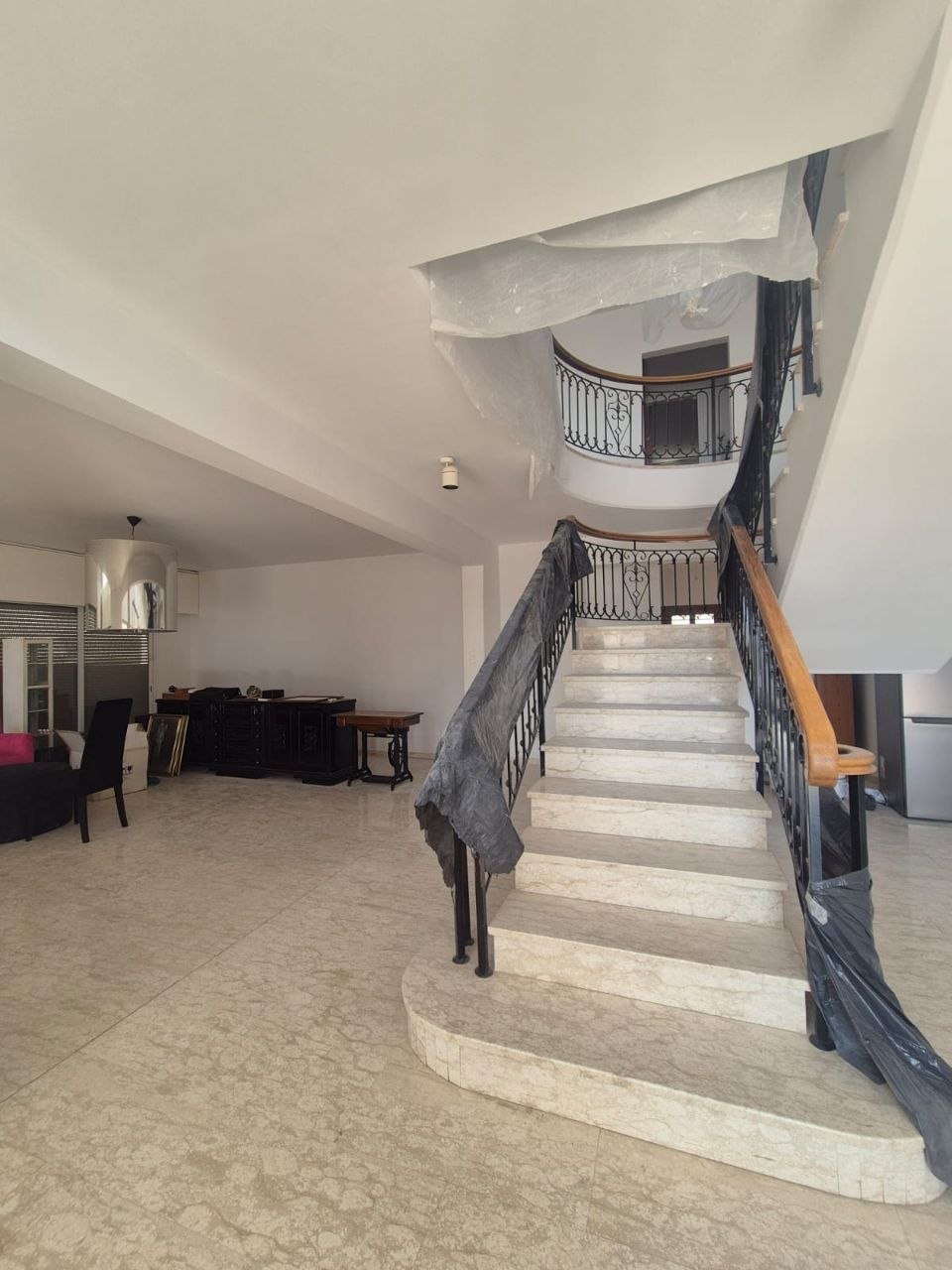 Spacious 4-Bedroom House in Episkopi photo 2 of 8