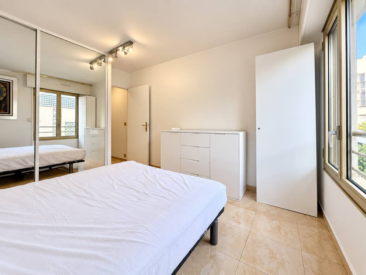 Two-Room Apartment with Balcony in Paris 16th photo 4 of 7