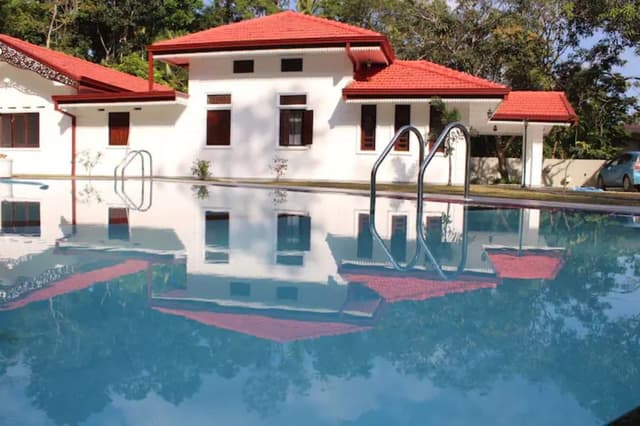 Six-Bedroom Villa with Pool in Mirissa